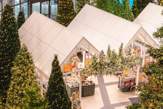 경기도 의왕시 롯데프리미엄아울렛 타임빌라스에 마련된 그랑 마르쉐 크리스마스 마켓 전경. <롯데아울렛 제공>